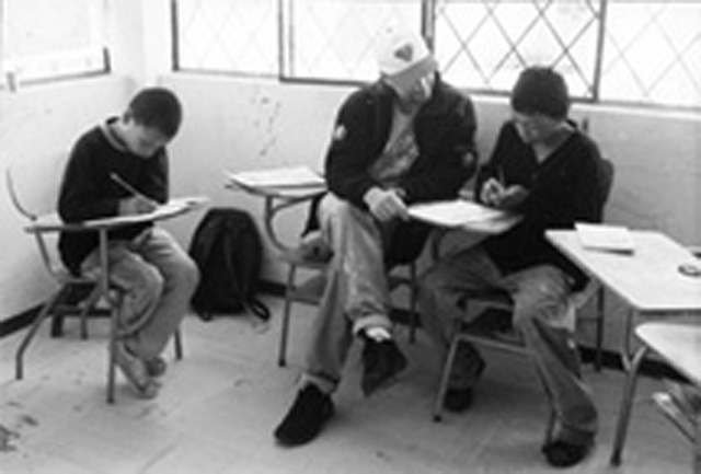 Eric Lagacé (centre) working with David (L) and Marcello, two volunteers at the Mano Amiga centre. Riobamba, Ecuador