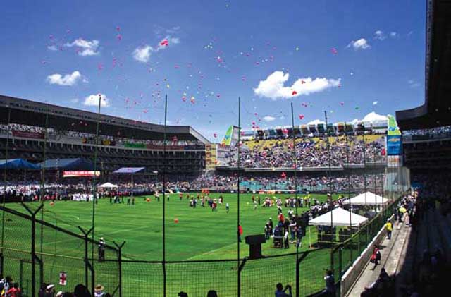 Left: The closing mass of the Congress.