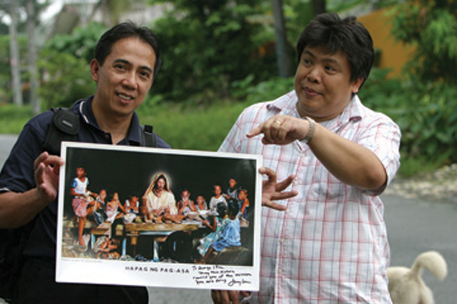 He entitled the work Hapag ng Pag-asa, or “Table of Hope.” Photo inset: Velasco with a Filipino living in the United States who donated land in the Philippines to build houses for the poor.