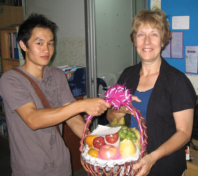 Sai Awn gives Susan Keays, his English teacher, a gift for helping him “walk into the future.” Susan went to Thailand as a new Scarboro lay missioner in October 2003.