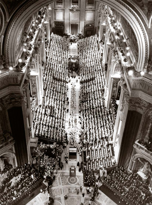(Credit: Photo Service – L’Osservatore Romano)
The opening session of Vatican II. All sessions were held in the central nave of St. Peter’s Basilica (2,500 square metres). Rome. 