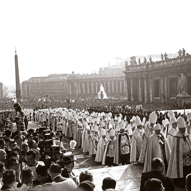 (Credit: Photo Service – L’Osservatore Romano)
Procession to the Basilica at the opening of the Second Vatican Council. October 11, 1962, Rome.