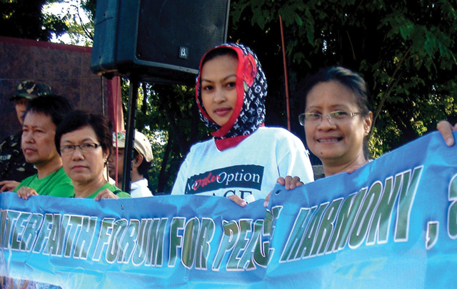 Mindanao Week of Peace 2011, (L-R): Fr. Vic Arellano, Bebs Talaroc, Leah Mehila, and Lorie Nuñez, OLM. Philippines.