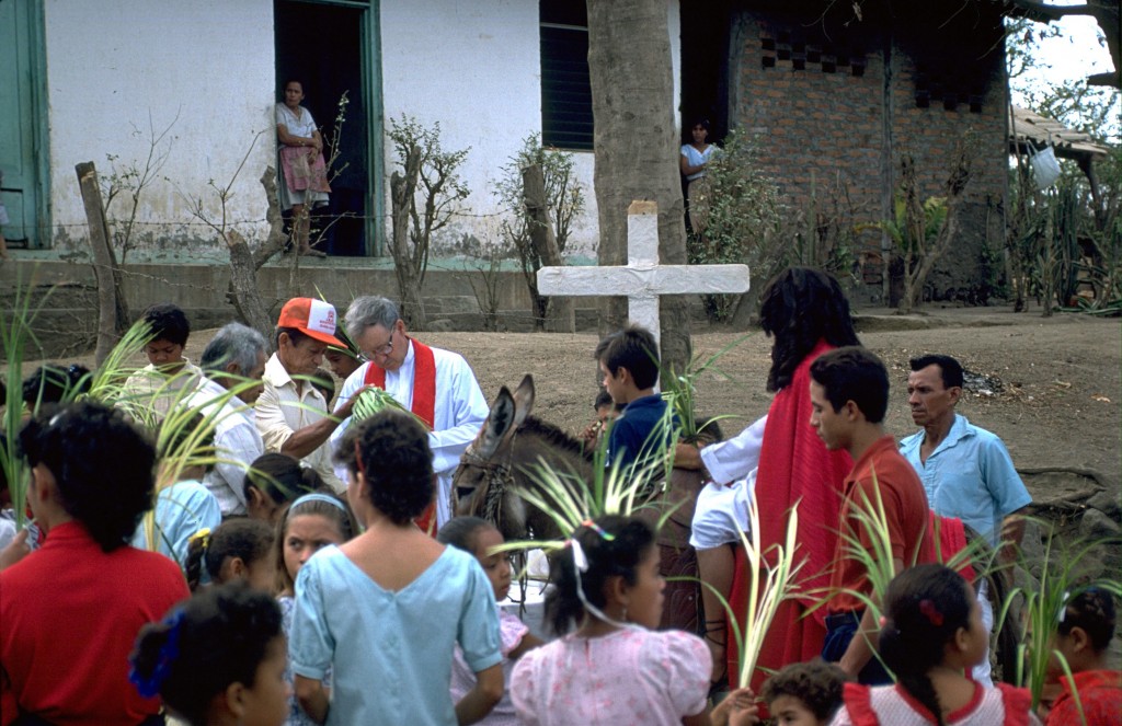 People on the island of Ometepe in Lake Nicaragua, celebrating Palm Sunday with Scarboro missioner Fr. Buddy Smith. Fr. Buddy served the people of Nicaragua who were struggling for life in the midst of armed conflict and later in the aftermath of the Contra war.